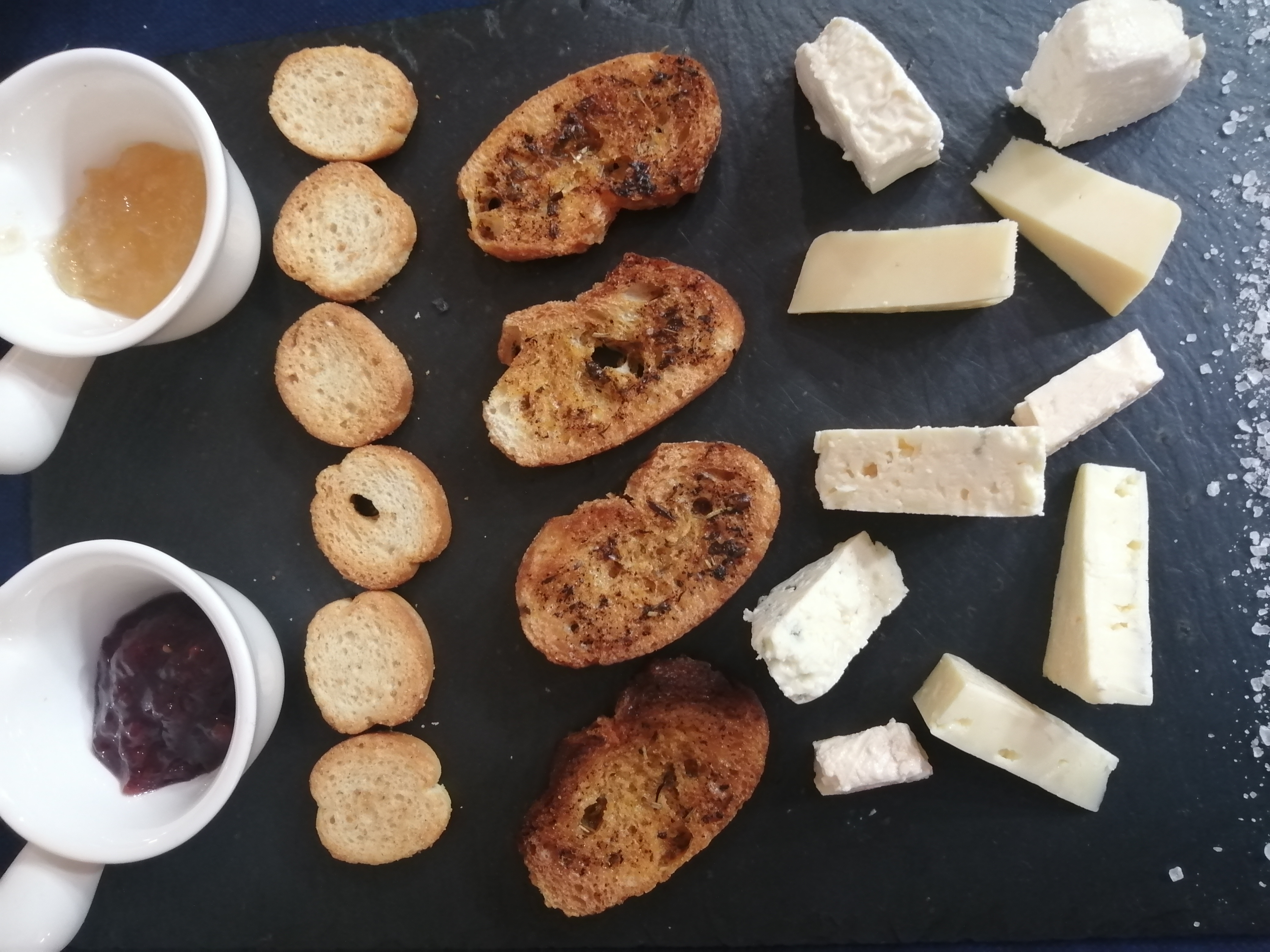 Variat de formatges amb melmelades.