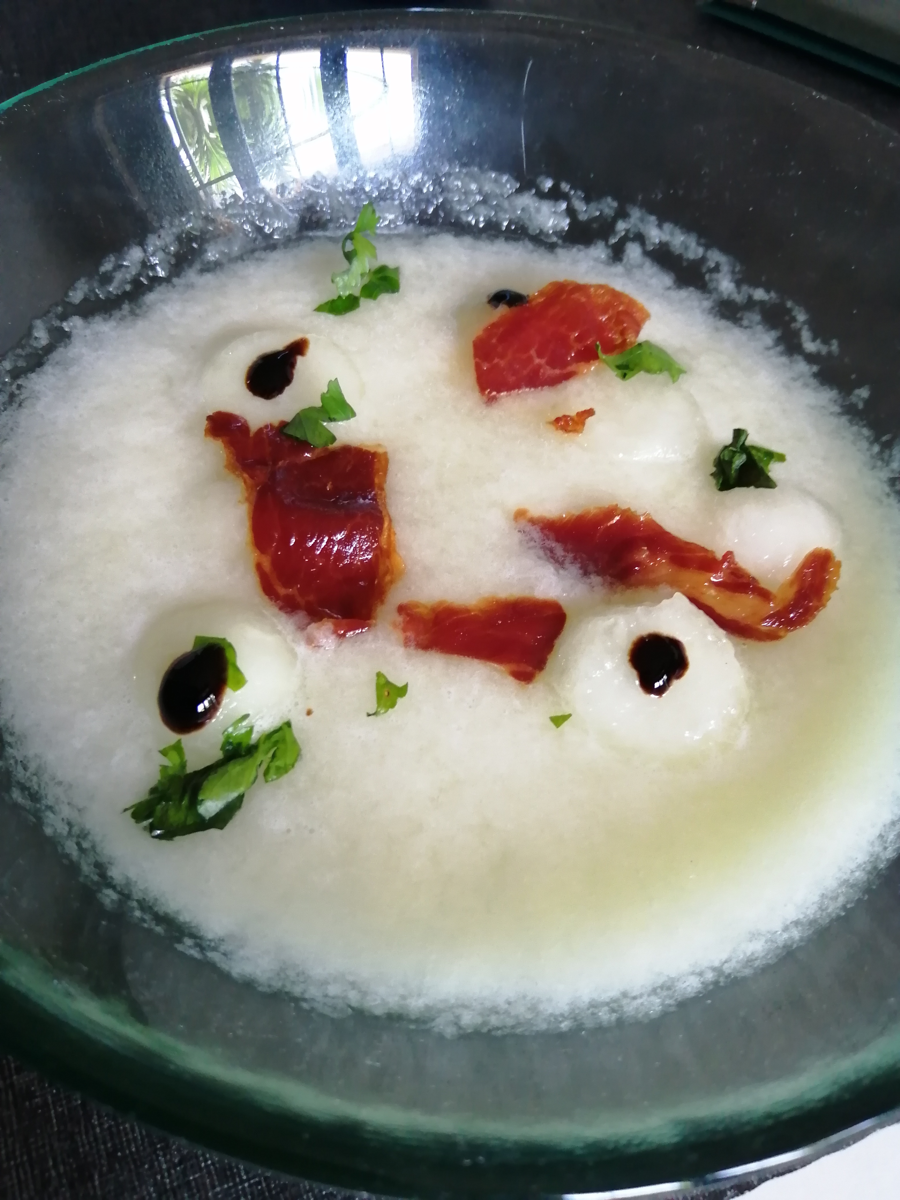 Sopa de meló amb pernil cruixent.