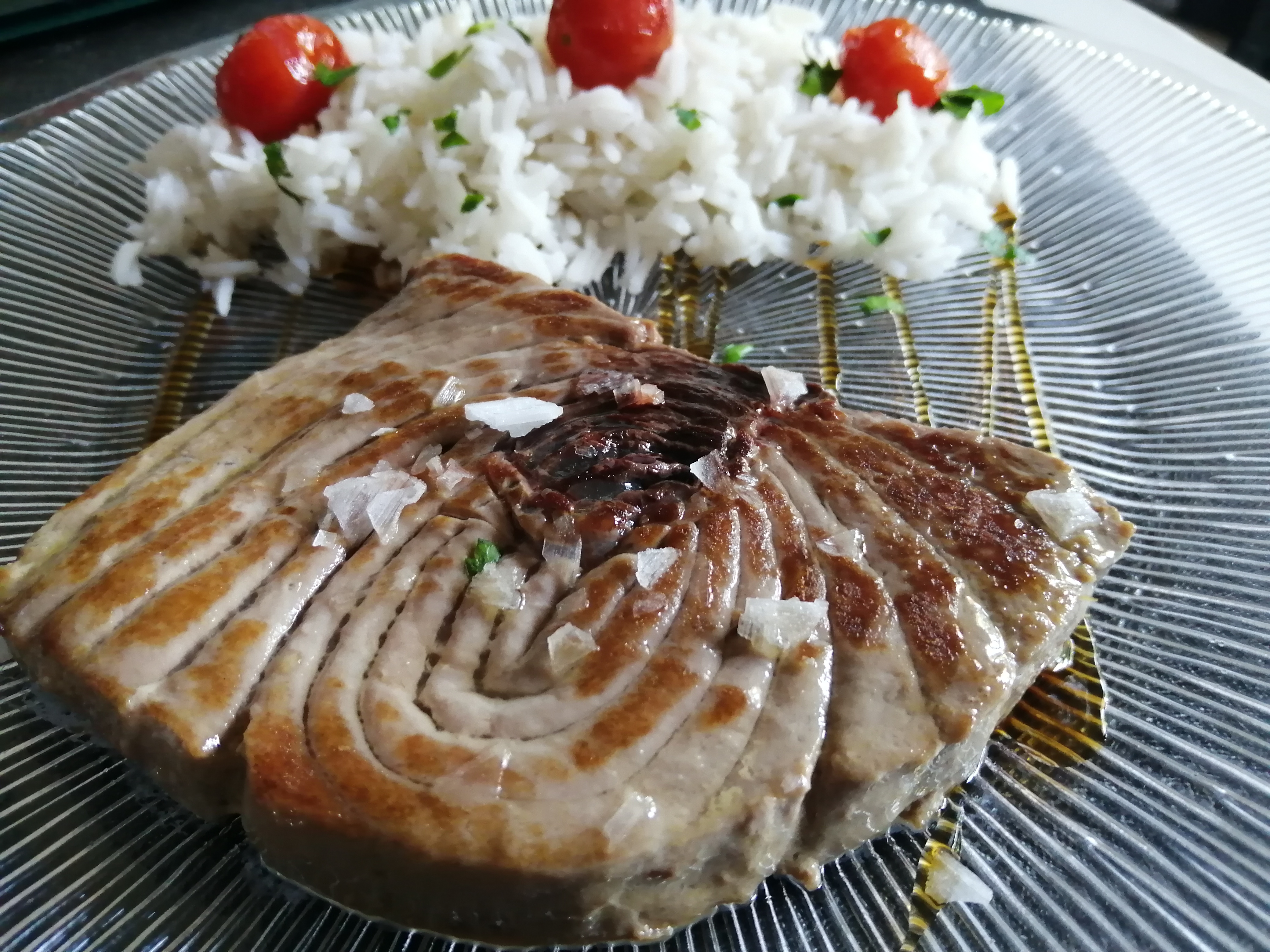 Tonyina fresca amb arròs basmati i salsa teriyaky.