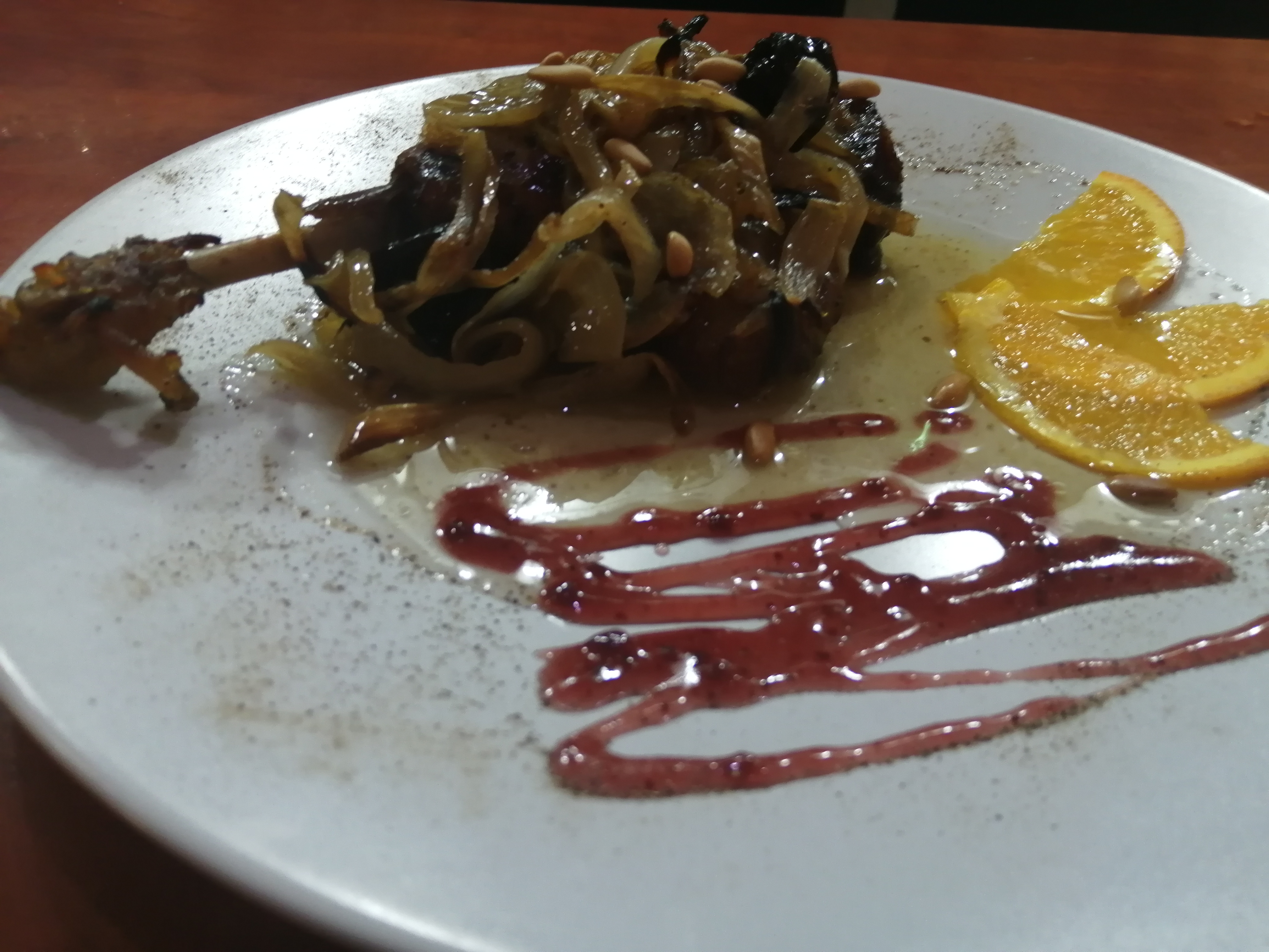 Ànec del Penedès amb taronja i fruites vermelles