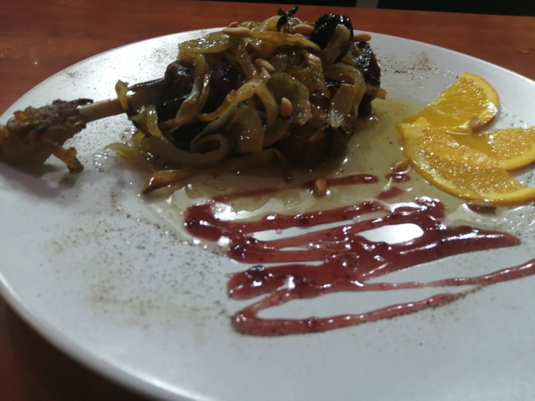 Ànec del Penedès amb taronja i fruites vermelles