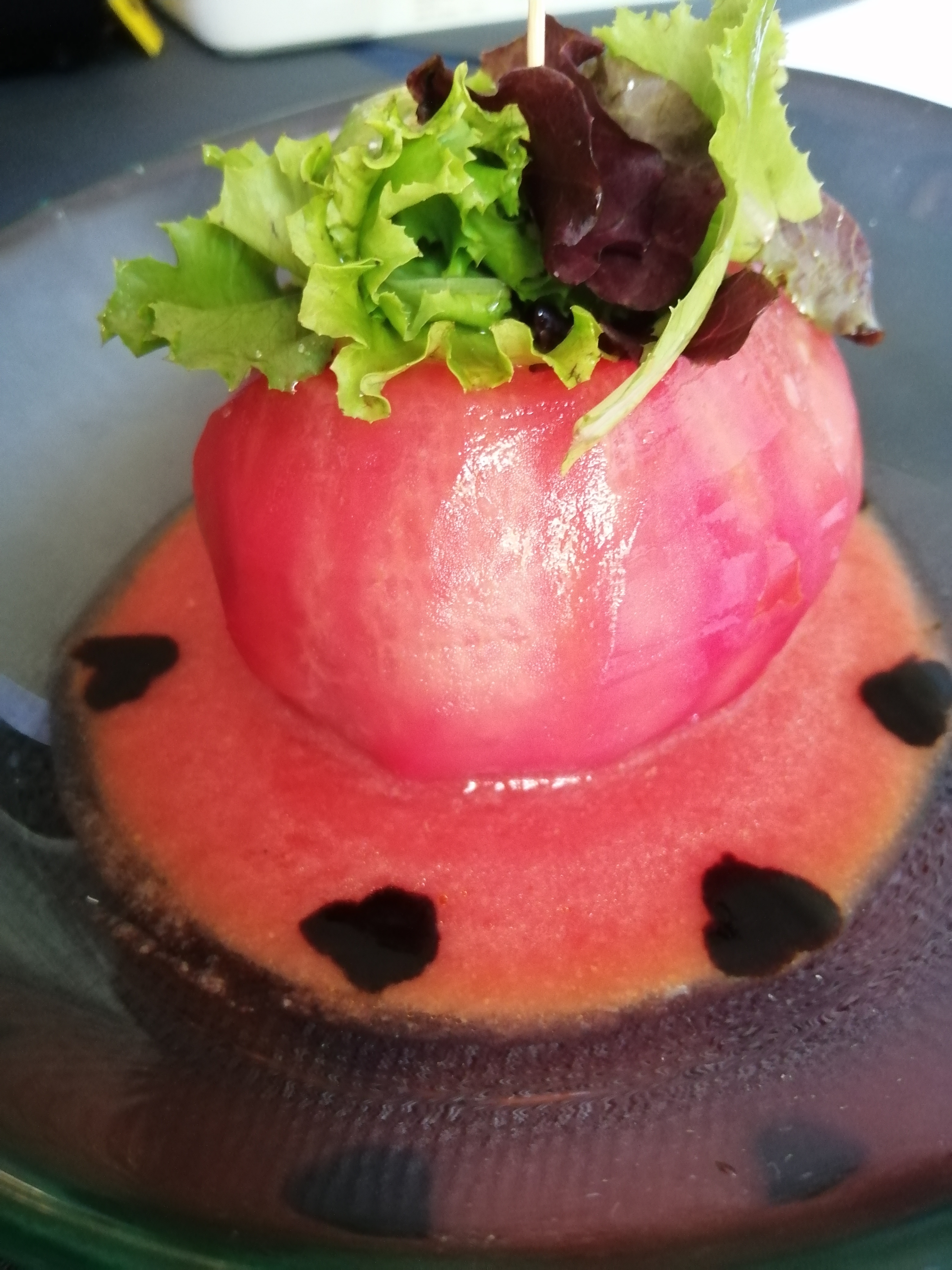 Tomàquet farcit de bacallà amb salmorejo.