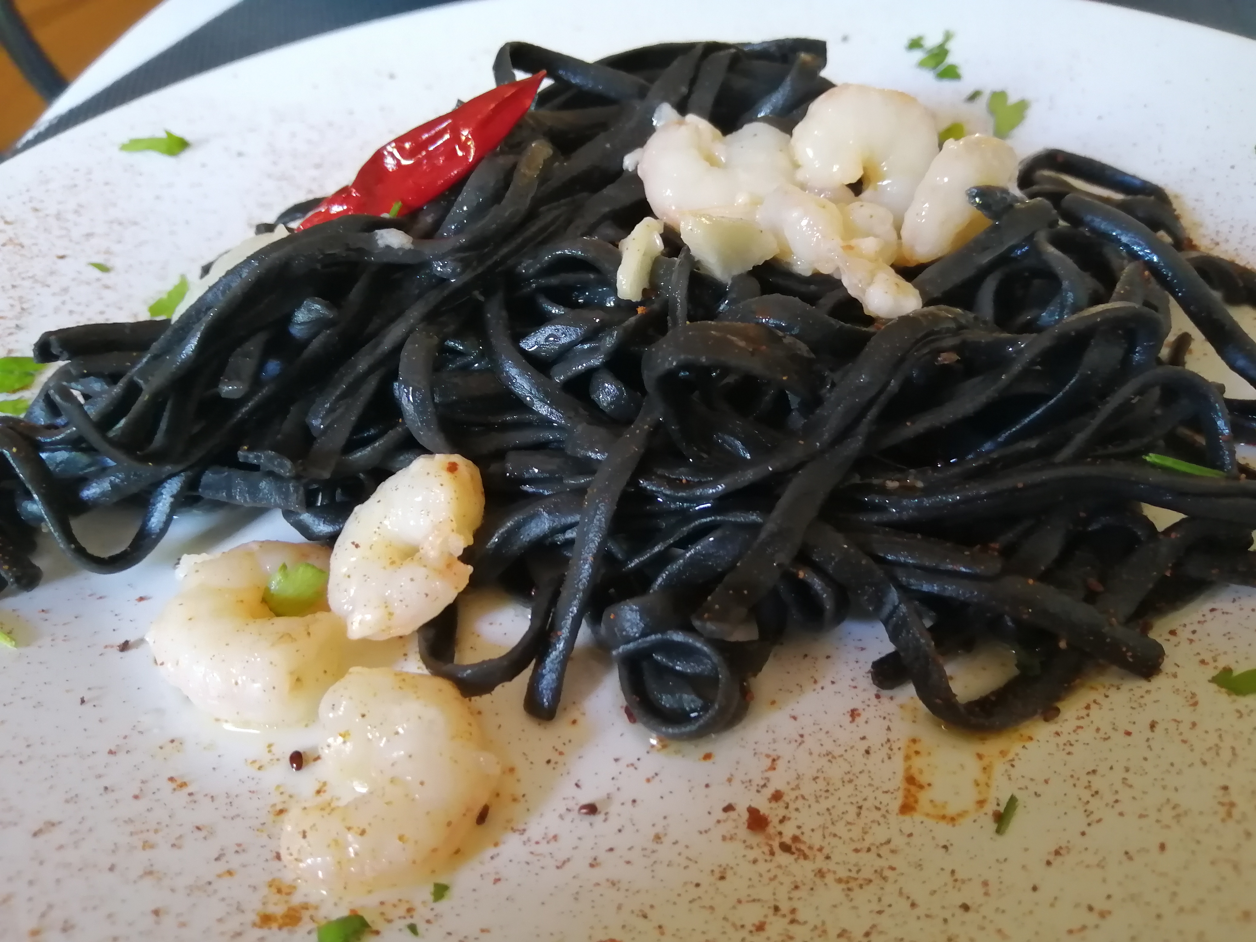 Espaguetis de sípia amb gambes, all i toc de bitxo.